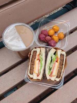 蘋果漢堡肉排蔬菜土司 套餐 at De l'espoir 手在餐桌 in New Taipei City