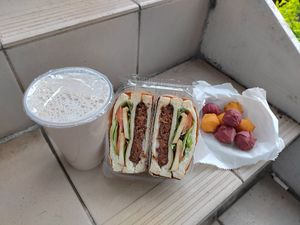 蘋果漢堡排鮮蔬土司套餐 at De l'espoir 手在餐桌 in New Taipei City