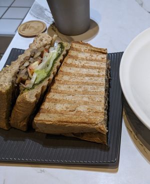 Some kind of toast and hidden behind is an oat milk tea at De l'espoir 手在餐桌 in New Taipei City