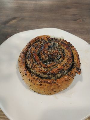 Mooni-sidruni saiake at Commune Cafe in Tallinn