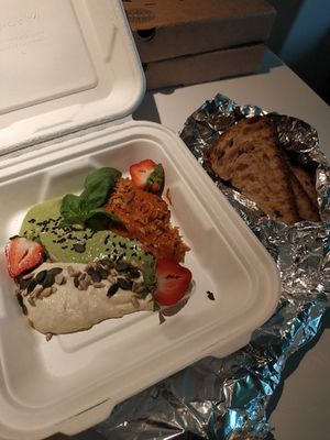 Hummuste ja määrde valik at Commune Cafe in Tallinn