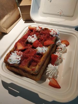 Belgia vahvlid vanilje-laimi vahukoorega at Commune Cafe in Tallinn