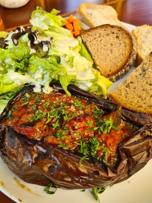 Mit Ratatouille gefüllte Aubergine, Salat mit Tahini-Dressing und Brot at Alte Dorfmühle in Bensheim