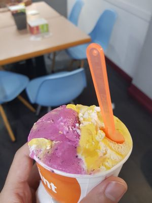 Dragonfruit and mango cheesecake at Heladería Los dos Hermanos in Gijon