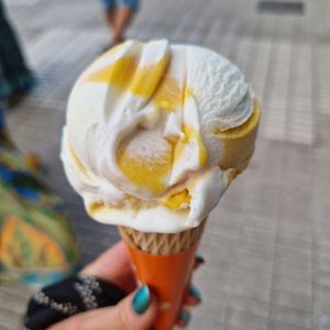 Helado de tarta de queso y mango at Heladería Los dos Hermanos in Gijon