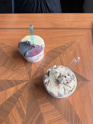 Mango cheesecake and black vanilla with raspberry combined in one cup. Chocolate caramel in the other one    at Heladería Los dos Hermanos in Gijon