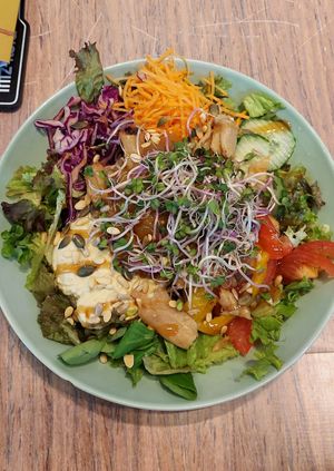 Salad with vegan "chicken" and hummus at Brunchbar in Heerlen