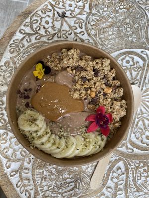 Peanut butter cup smoothie bowl at Beity in Marbella