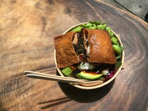 Sushi Reis auf Salat, Topping Buddha bowl mit Teriyaki Sauce und Tofu Tasche  at Minmin in Stuttgart