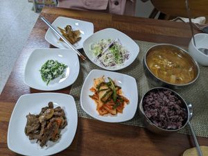 Side dishes with daily perilla seed soup at Soban Vegan 소반 비건식당 in Busan