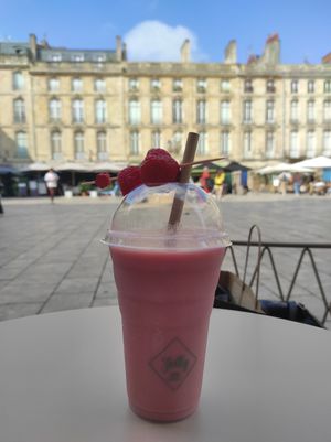 Vegan smoothie at Jolly Chocolat in Bordeaux