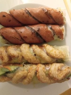 Two types of summer rolls at Vevi in Vienna