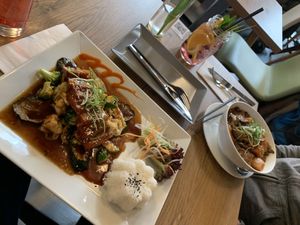 „Schweinefleisch“ mit Gemüse und Reis Mittagsmenü  at Vevi in Vienna