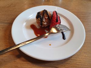 Nachtisch des Tagesmenues, super lecker. Kokosbällchen mit Karamell Schokosauce at Vevi in Vienna