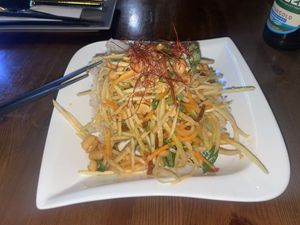 סלט פפאיה. הכי טעים שאכלתי! חובה (תנסו גם את הסלט כרוב ופטריות צדף, סופר טעים ושכחנו לצלם)  at Vevi in Vienna