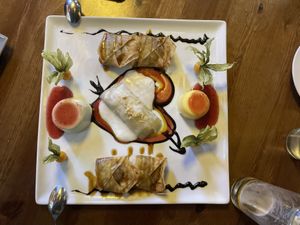 קינוח זוגי עם כיסוני בננה מטוגנת, פודינג בטעמים ובאמצע פודינג אורז וקוקוס.   at Vevi in Vienna