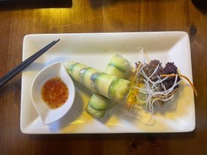 רול של דף אורז עם אבוקדו ואורז ורוטב מעולה. פרשי, קליל וטעים  at Vevi in Vienna