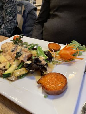 Gebratener „Lachs“ auf Gemüse, unfassbar echt 🤯  at Vevi in Vienna