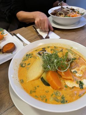 Gelbe Kokos-Curry-Suppe mit Udon Nudeln, Tofu und frischem Gemüse  at Vevi in Vienna