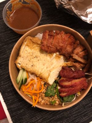 Phở Trộn - Phở-Bowl with Tofu, seitan strips veggies and hoisin-peanut sauce
(13.50€) at Vevi in Vienna