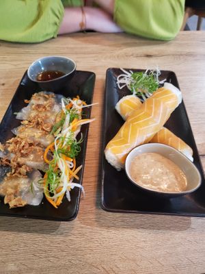 Vorspeise: Links gefüllte Teigtaschen, rechts Sommerrollen mit Karottenlachs at Vevi in Vienna