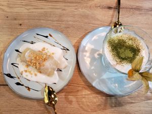 Nachtisch: Links gebackene Banane in Klebreis auf Kokosmilch, rechts Matcha Tiramisu at Vevi in Vienna