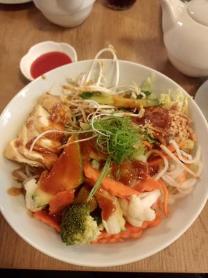 Glasnudel Bowl Mittagsmenü at Vevi in Vienna