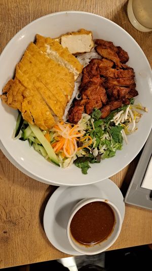 Pho Bowl mit Tofu und Sojastreifen, dazu Hoisin-Erdnuss-Soße at Vevi in Vienna