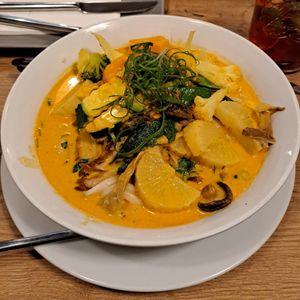 Curry-Nudel-Suppe mit Seitab at Vevi in Vienna