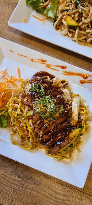 Weizennudel mit Seitan at Vevi in Vienna