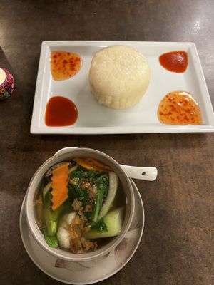 Bahn bao with wonton soupp  at Vevi in Vienna