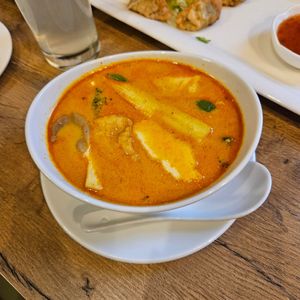 V4 Canh Bô Đê Tâm at Vevi in Vienna