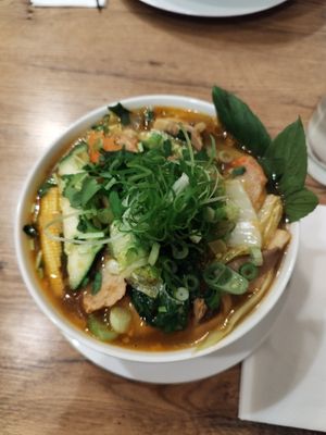 Süßsaure udon nudelsuppe at Vevi in Vienna