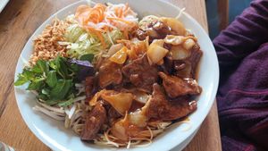 Lukewarm noodle bowl with vegan meat at Vevi in Vienna