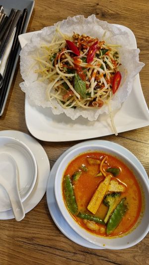 Papaya salad and sweet n sour soup at Vevi in Vienna