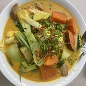 V36 Cary Hoan Kum (curry noodle soup) with rice noodles and soy strips €16.90  at Vevi in Vienna