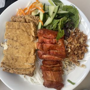 V41 Pho Tron (Pho bowl with soy strips, tofu and hoisin peanut sauce) €14.90  at Vevi in Vienna