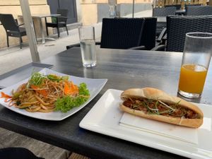 Nudelgericht und Baguette at Vevi in Vienna