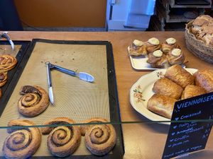 New puff pastries: pesto swirl and cruffin with soft and layered dough. The pesto swirl is not too salty and has a good savoury taste. The cruffin has a nice creamy filling and the right level of sweetness. at Loaf Sourdough Bakery in Utrecht