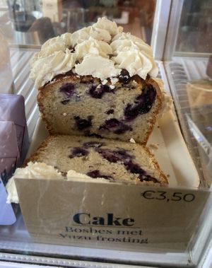 Blueberry cake with yuzu frosting Thursday 4 July 2024: decent at Loaf Sourdough Bakery in Utrecht