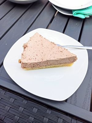 Mürbeteig mit Bananenschicht gedeckt mit Cashew-Dattel Creme at Am Deich in Peenemuende
