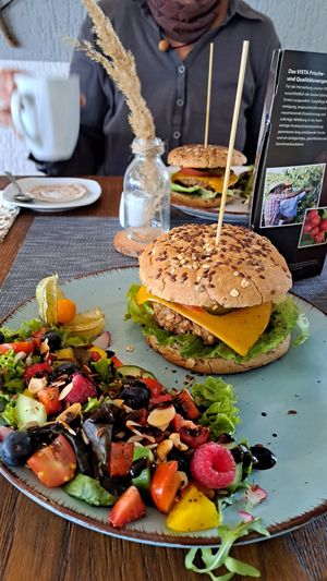 Veganer Burger mit Salat at Am Deich in Peenemuende