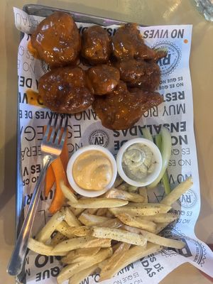 buffalo chickn alitas   at Revolucion Verde - Colonia Centro in Monterrey