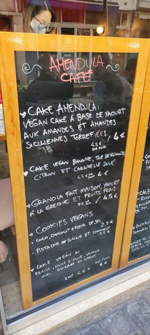 Dessert at Amendūla Café in Paris