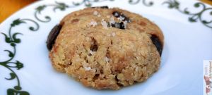 Cookie with some salt grain at Amendūla Café in Paris