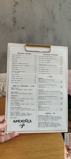 Drinks at Amendūla Café in Paris