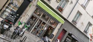 New facade, I give a HC sticker to manager at Amendūla Café in Paris