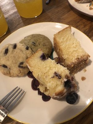 Cakes et cookies  at Amendūla Café in Paris