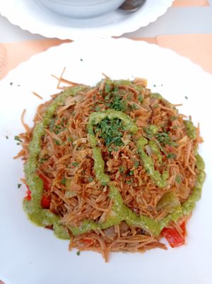 Fideos con verduras y champiñones at Sabores del Mundo  in Barcelona