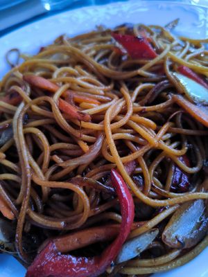 Espaguetis con tofu y verduras at Sabores del Mundo  in Barcelona